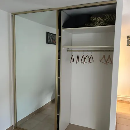 Apartment Studio Avec Terrasse Dans Villa Au Calme Nice